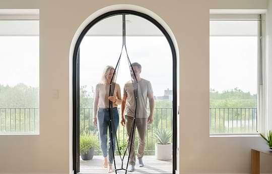 Magnetic mosquito mesh door screen with easy closure